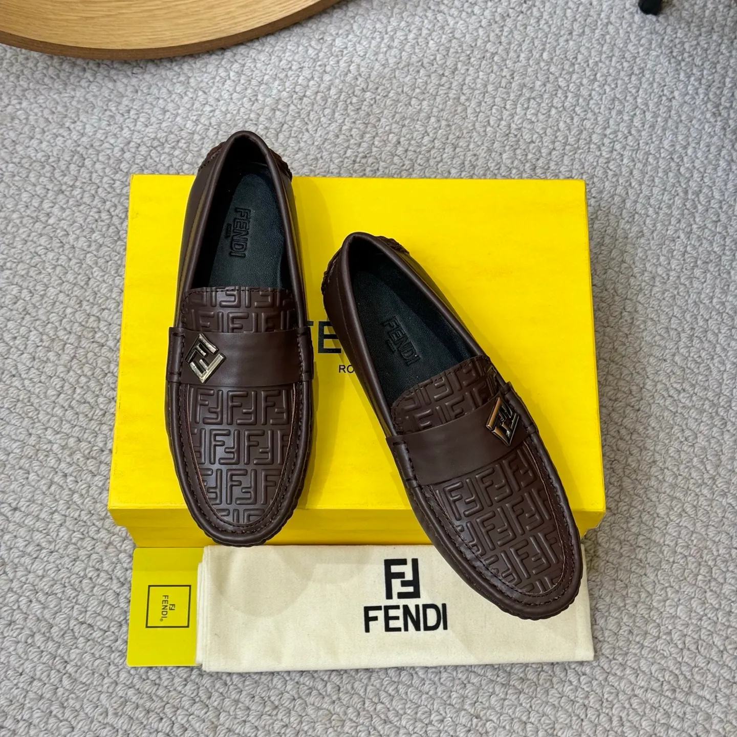 Men's shoes 💰420 [FENDI Fendi] 2⃣️0⃣️2⃣️5️⃣New Milan men's fashion lazy catwalk style ✅ fashionable casual beanie shoes, imported calfskin fabric, super smooth texture, sweat-absorbent and breathable, (sheepskin lining). Metal LOGO on the shoe body, Medusa avatar, irregular avatar, high-end craftsmanship logo✅ French Loft set foot design style 👟Low-key and elegant, great on-foot effect... Men's shoe size: 38-46 (4-12)